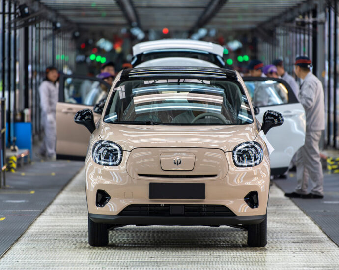 canada-imposes-a-100%-tariff-on-imports-of-chinese-made-electric-vehicles,-matching-the-us.