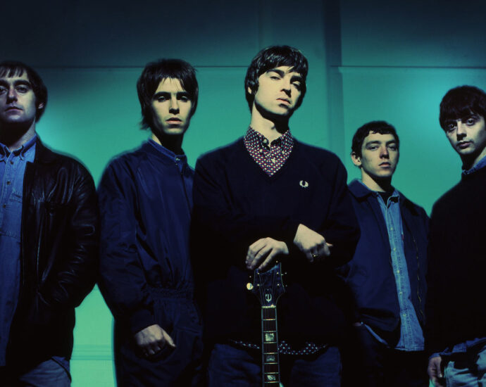 oasis-announce-major-reunion-tour-15-years-after-warring-gallagher-brothers-split