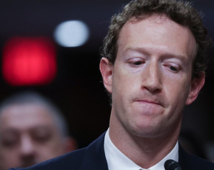 meta-bowed-to-white-house-censorship-‘pressure’:-zuckerberg