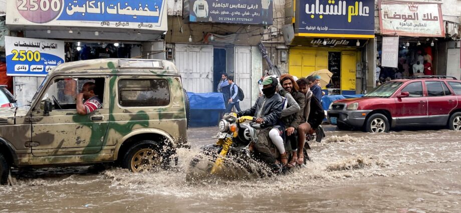 flash-floods-leave-dozens-missing-in-yemen,-further-raise-cholera-risk