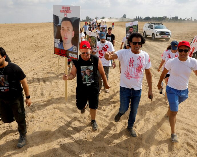 family-members-of-israeli-captives-rush-gaza-border-fence