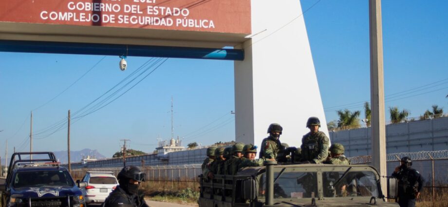 mexico-drug-cartel-stronghold-sinaloa-rocked-by-shootings,-arson