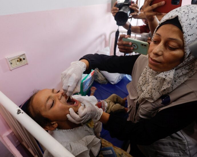 first-children-in-gaza-given-polio-vaccines-a-day-before-planned-un-rollout