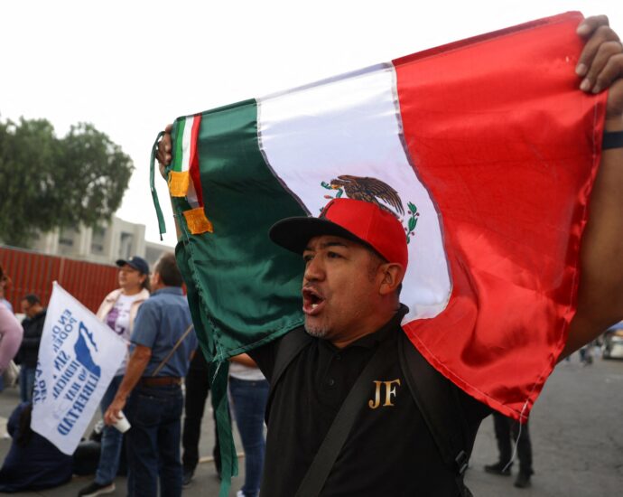 mexican-demonstrators-block-access-to-legislature-amid-judicial-reform-push