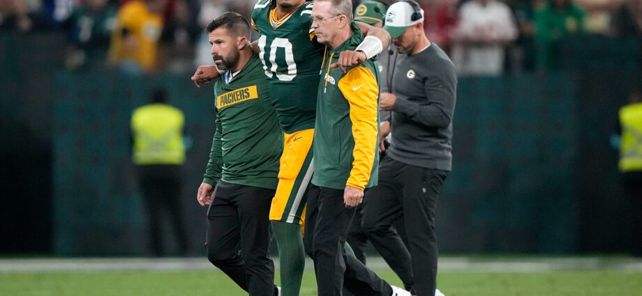 packers-qb-jordan-love-suffers-apparent-lower-leg-injury-in-final-seconds-vs.-eagles