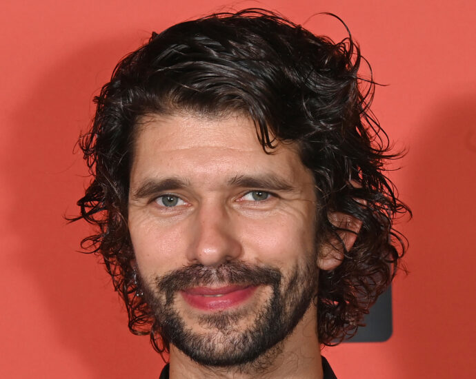 ben-whishaw-got-real-about-coming-out-in-his-twenties-after-not-being-openly-gay-in-the-2000s