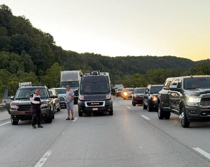 police-search-for-gunman-after-seven-hurt-in-kentucky-highway-shooting