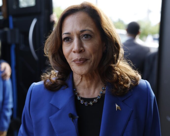 kamala-harris-is-imitating-biden’s-very-bad-media-strategy