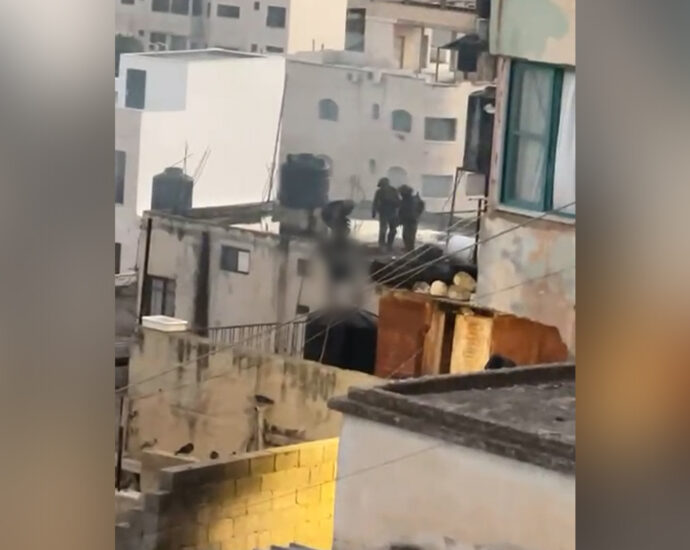 video-captures-israeli-soldiers-pushing-dead-bodies-from-roof