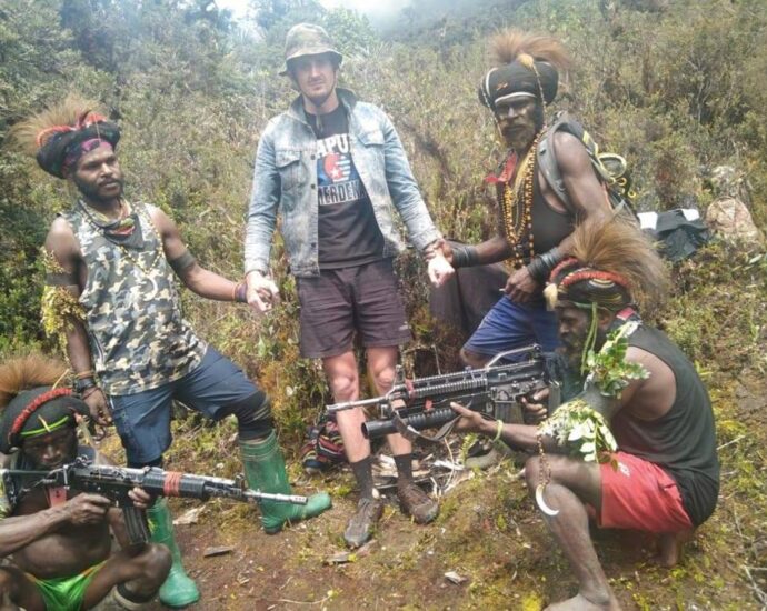 new-zealand-pilot-phillip-mehrtens-freed-by-papua-rebels-after-19-months