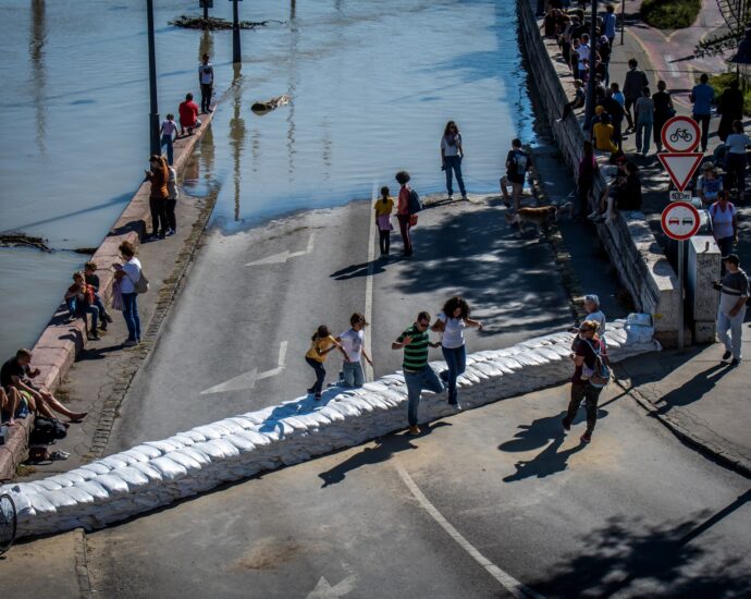 danube-waters-reach-parliament’s-steps-as-storm-boris-floods-hungary