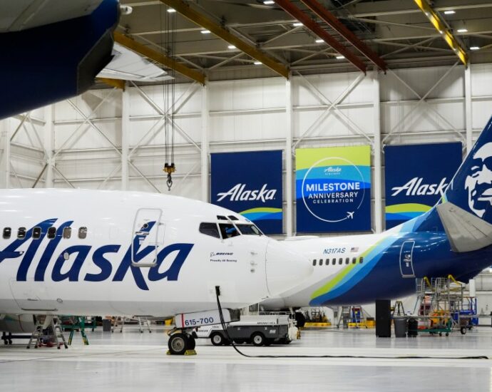 alaska-airlines-grounds-flights-at-seattle-briefly-due-to-tech-outage