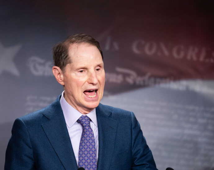 ron-wyden-unveils-plan-to-overhaul-and-expand-the-“power-hungry”-supreme-court