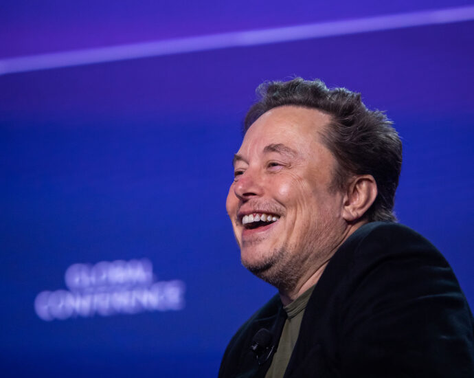 “misinformation-superspreaders”:-elon-musk-is-personally-boosting-conspiracy-theorists-on-x