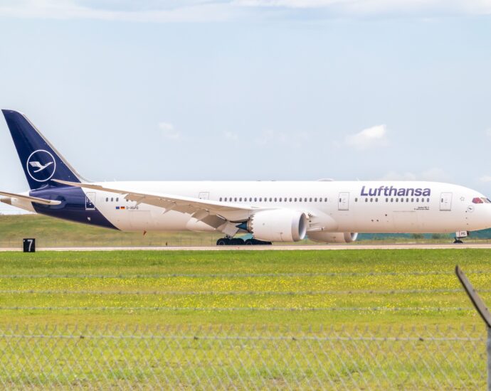 lufthansa-boeing-787-remains-on-ground-at-denver-after-returning-following-landing-gear-problems