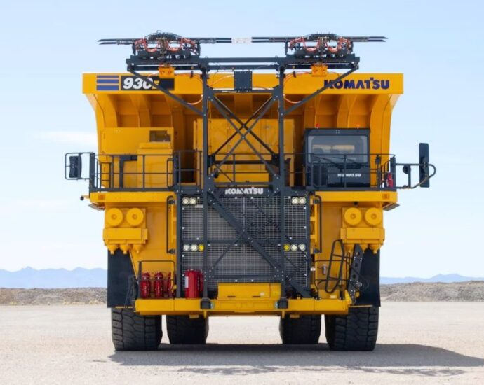 industry-first:-komatsu-reveals-power-agnostic-320-ton-haul-truck