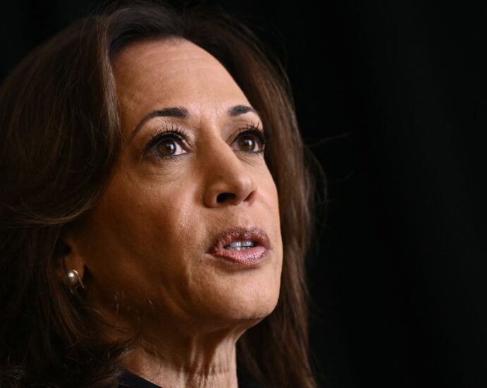 harris-backs-striking-dockworkers,-blasts-the-traitor-for-appointing-‘union-busters’