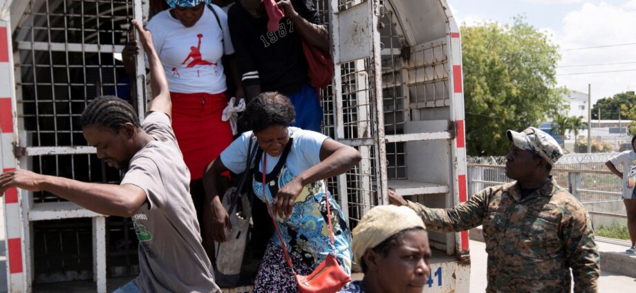 dominican-republic-says-will-expel-up-to-10,000-haitian-migrants-a-week