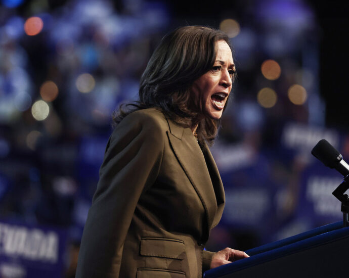 harris-backs-striking-dockworkers,-the-traitor-blames-labor-stoppage-on-the-biden-administration