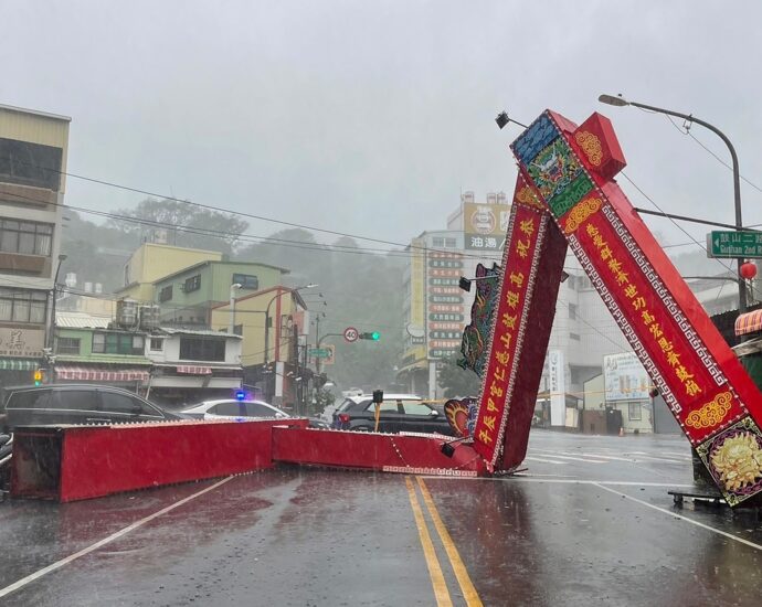 two-killed-as-‘weird’-typhoon-krathon-crashes-into-southwestern-taiwan