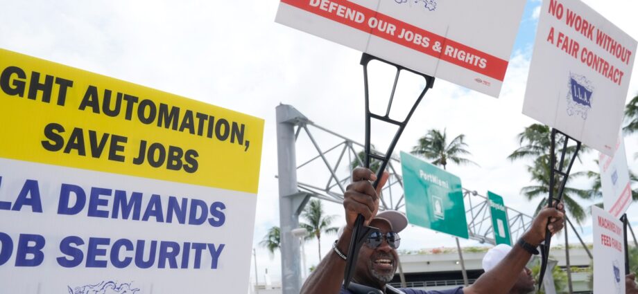 us-dockworkers-union-to-suspend-strike-after-reaching-tentative-deal