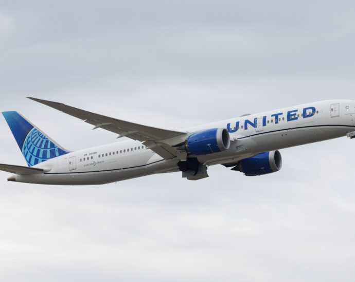 united-airlines-signs-lease-for-3-boeing-737s-&-1-boeing-787-dreamliner