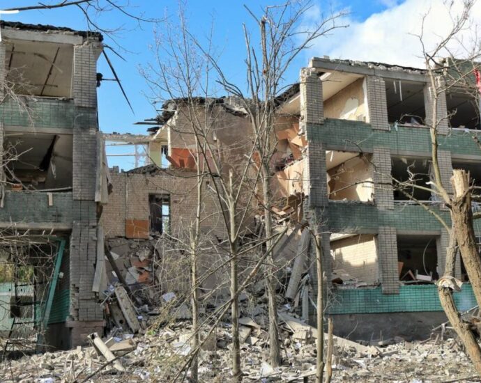 russian-guided-bombs-target-school-in-kherson,-injuring-18-civilians