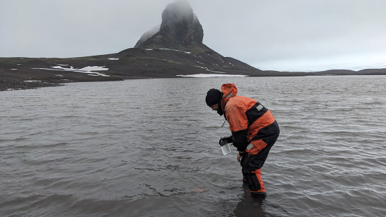 iaea-experts-find-evidence-of-microplastic-pollution-in-antarctica-from-nutec-plastics-research-mission