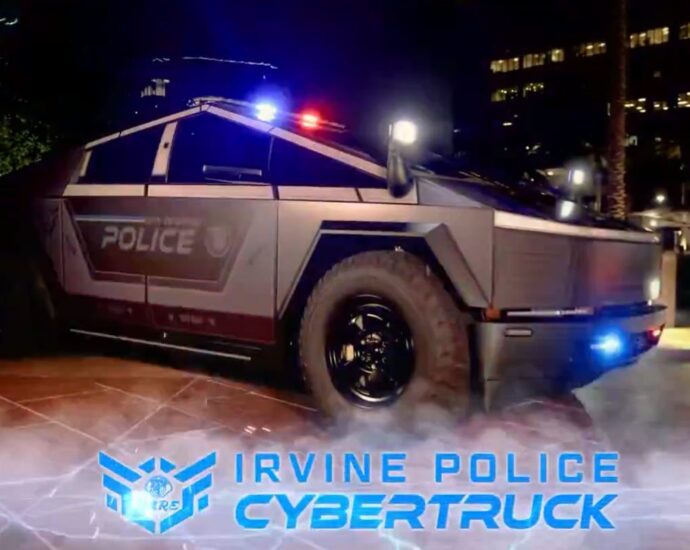 first-police-tesla-cybertruck-makes-its-way-into-movie-trailer-like-showcase