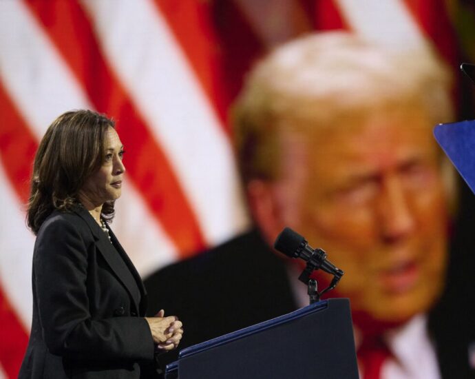 harris-brings-a-bit-of-the-traitor-into-her-rally-to-try-to-show-him-as-‘unhinged’