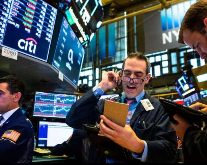 S&P 500, Dow close at fresh record peaks on tech buying