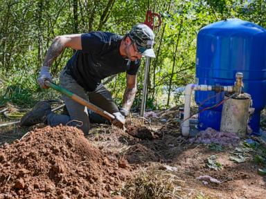 after-hurricane,-with-no-running-water,-residents-organize-to-meet-a-basic-need