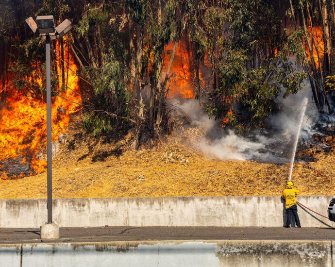 oakland-hills-fire-in-california-damages-2-homes,-sparks-evacuations