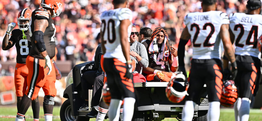 browns-qb-deshaun-watson-carted-off-with-achilles-injury