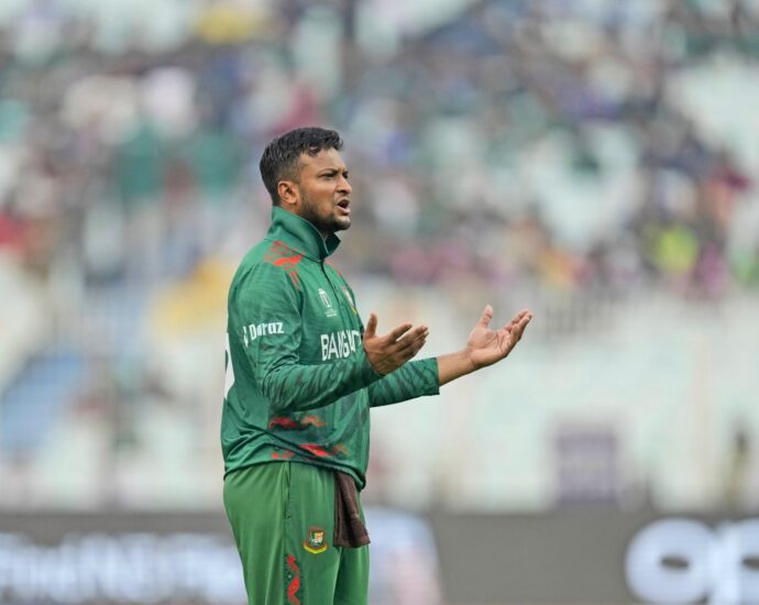 bangladeshi-cricketer-shakib-al-hasan’s-fans-attacked-by-rivals-in-dhaka