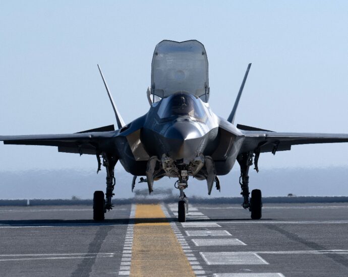 us-marines-f-35b-makes-1st-landing-on-japan’s-izumo-class-destroyer-js-kaga