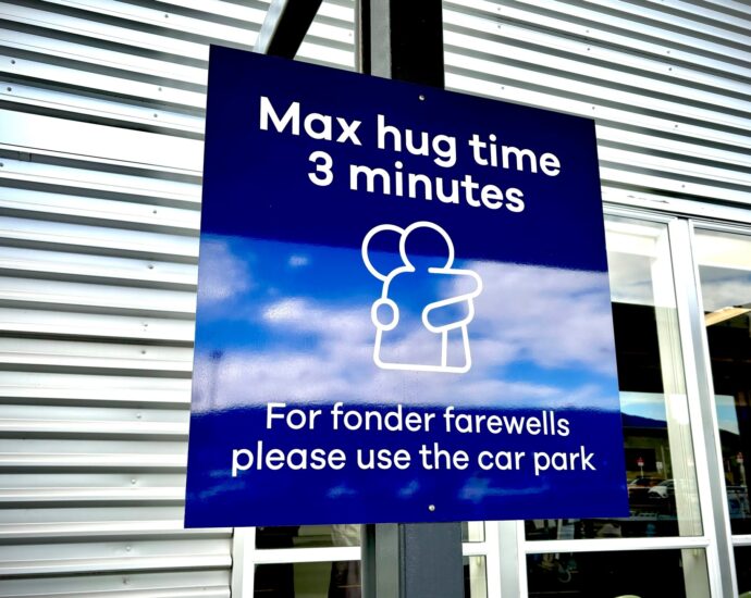 new-zealand-airport-imposes-three-minute-limit-on-hugs