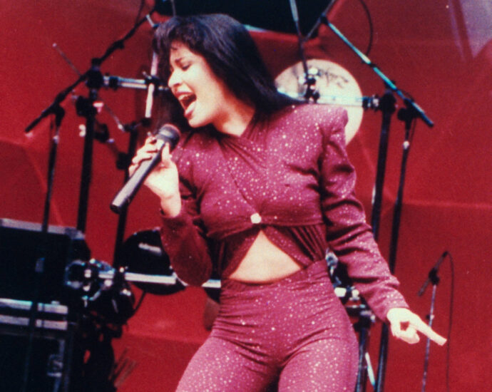 selena’s-enduring-legacy-as-a-music-icon-is-evident-in-her-posthumous-medal-of-arts