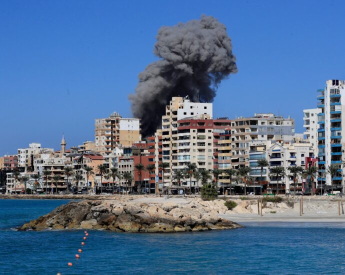 israel-escalates-assault-on-lebanon’s-tyre,-striking-city-centre