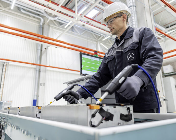 mercedes-benz-opens-battery-recycling-factory-in-germany