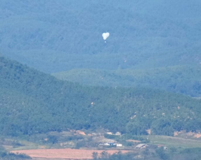 north-korean-balloon-dumps-rubbish-on-south-korea’s-presidential-compound