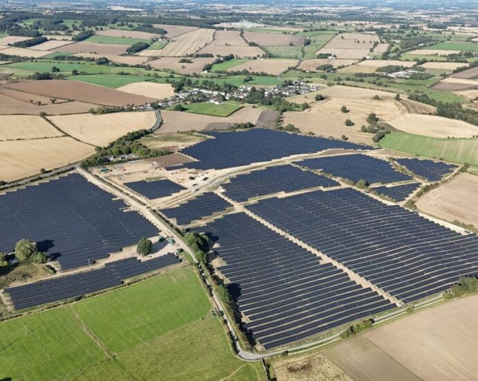 one-of-the-uk’s-largest-solar-farms-is-now-online-and-can-power-20,000-homes