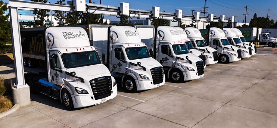 daimler-truck-delivers-freightliner-ecascadias-to-reyes-beverage-group-for-california-operations