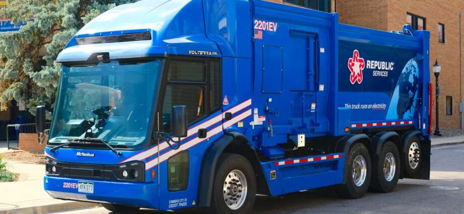 louisville-launches-america’s-first-100%-electric-garbage-truck-fleet