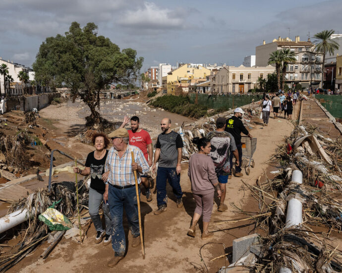 flood-survivors-say-regional-spanish-officials-waited-too-long-to-warn-them-of-the-danger