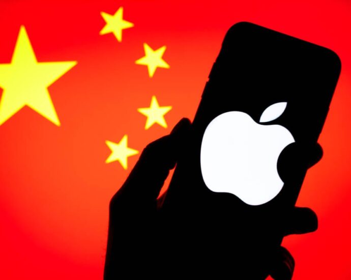 apple-beats-expectations,-but-drops-in-china