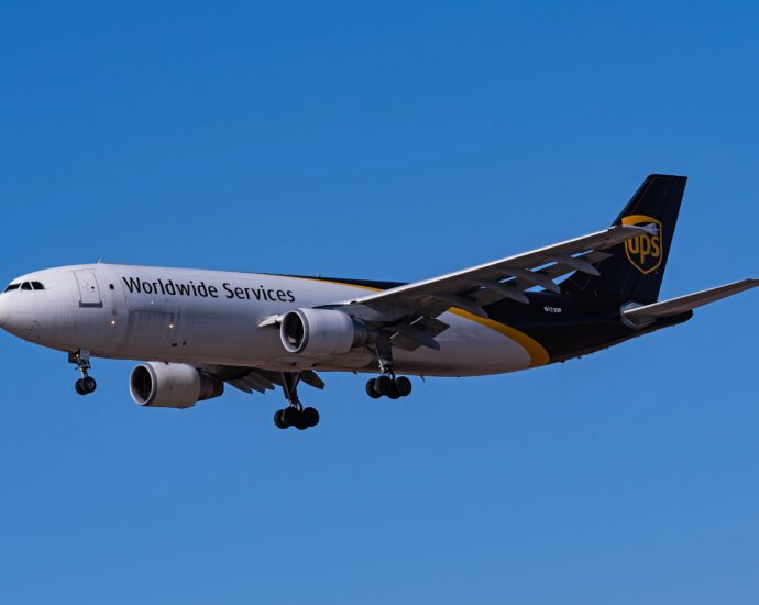 ups-airbus-a300-600f-damaged-after-tail-strike-during-landing-in-louisville