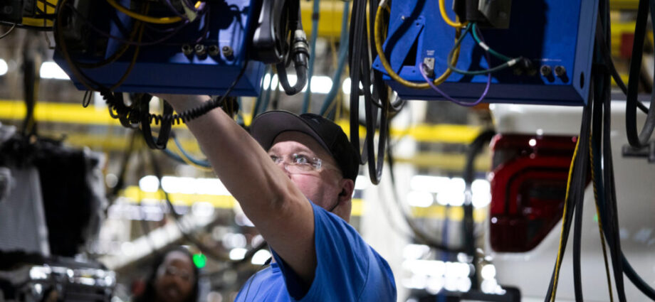 disadvantaged-communities-are-seeing-a-boom-in-clean-energy-manufacturing,-but-the-midwest-lags