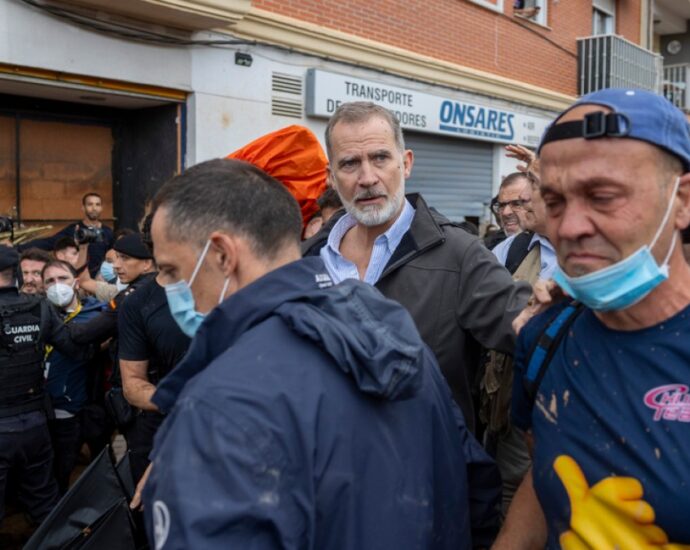 crowd-hurls-mud-and-insults-at-spain-royals,-pm-on-visit-to-flood-hit-town