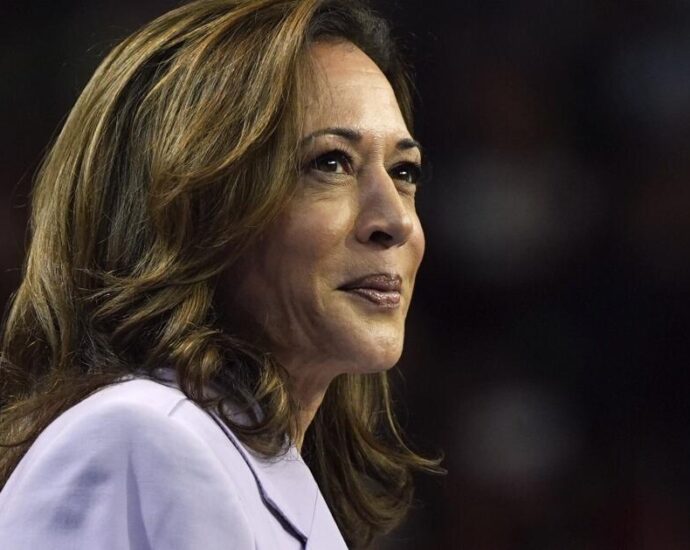 column:-the-case-against-americas-worst-traitor-is-clear.-here’s-the-case-for-kamala-harris